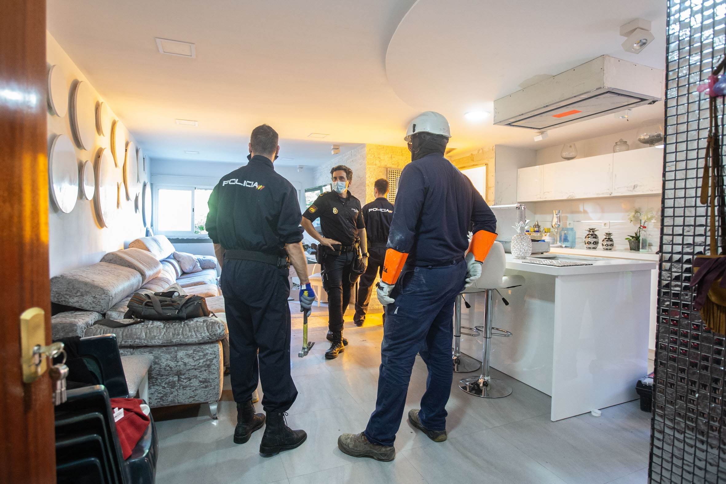 La vivienda que desalojaron el 12 de agosto, un segundo piso de la calle Joaquina Eguaras, que escondía lujo y macetas de droga, todo en un mismo espacio