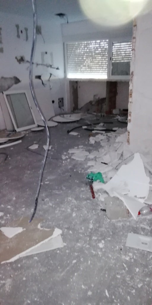 La vivienda que desalojaron el 12 de agosto, un segundo piso de la calle Joaquina Eguaras, que escondía lujo y macetas de droga, todo en un mismo espacio