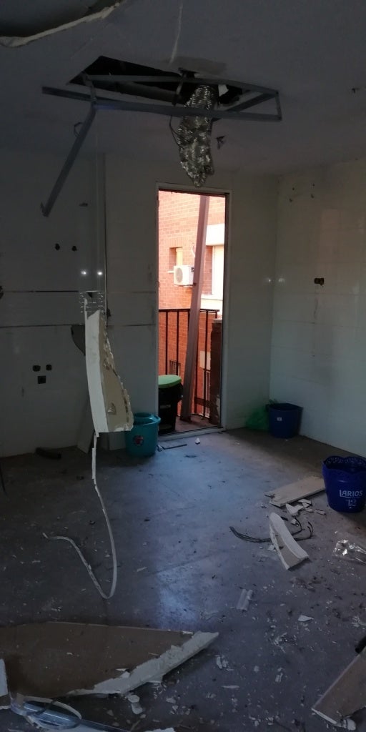 La vivienda que desalojaron el 12 de agosto, un segundo piso de la calle Joaquina Eguaras, que escondía lujo y macetas de droga, todo en un mismo espacio