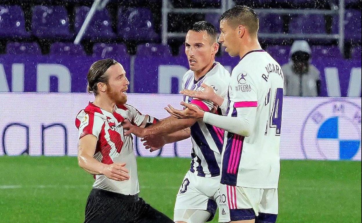 San Emeterio y Rubén Alcaraz discuten con Muniain. 