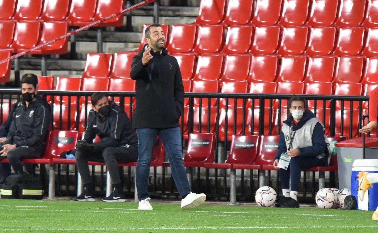 Diego Martínez, en la banda de Los Cármenes durante el partido contra el Valladolid. 