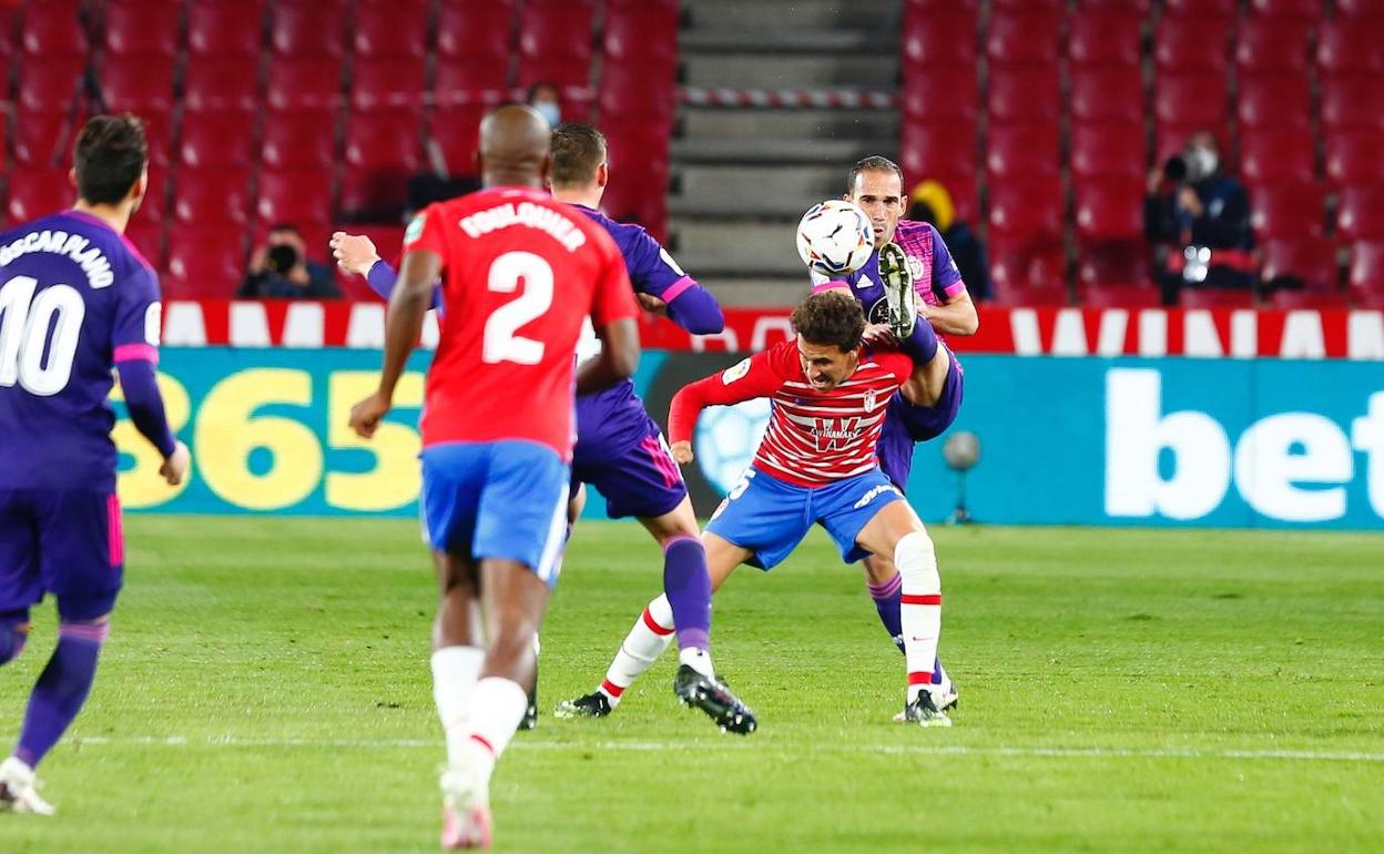 Nacho le pone la pierna encima a Milla durante el partido. 