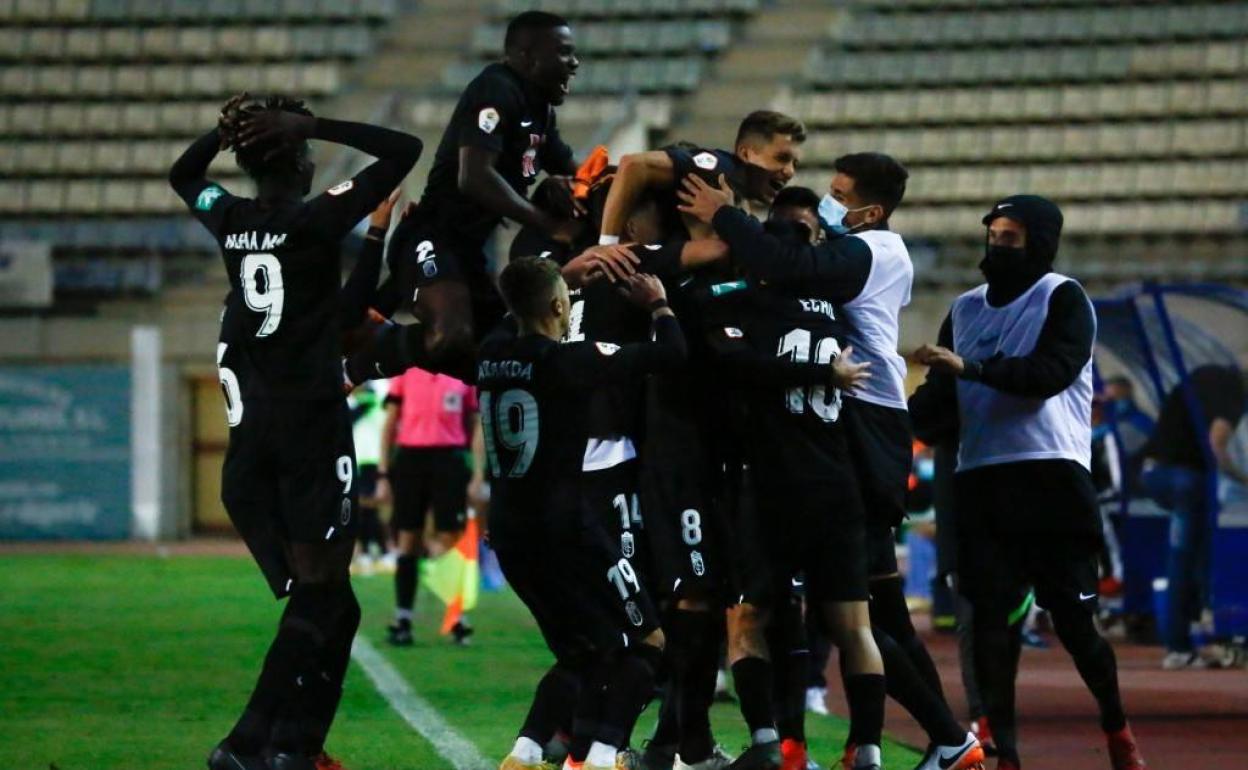 Los futbolistas del Recreativo Granada celebran eufóricos el gol de Álvaro Bravo.