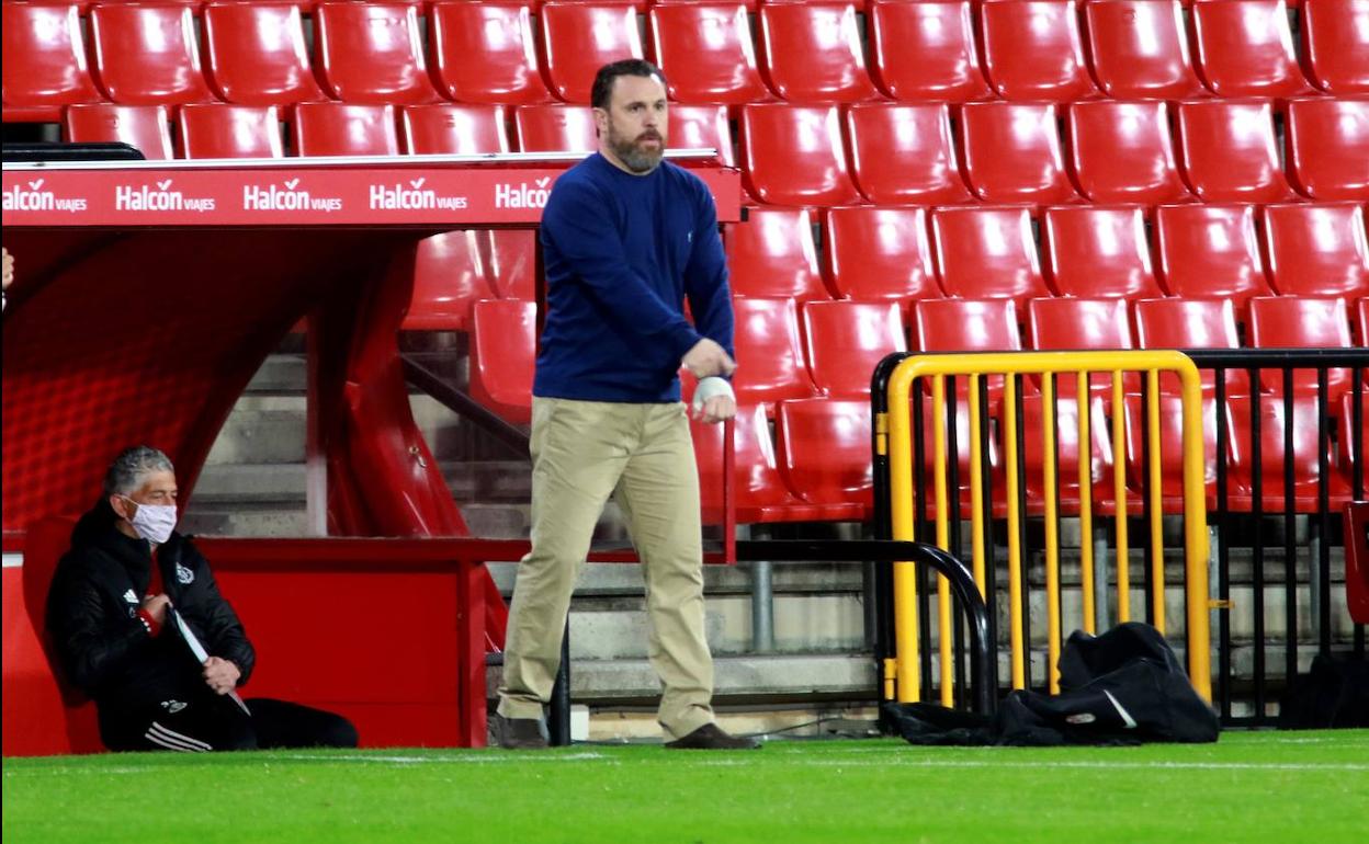 Sergio González, entrenador del Valladolid, se dirige al árbitro durante el partido. 
