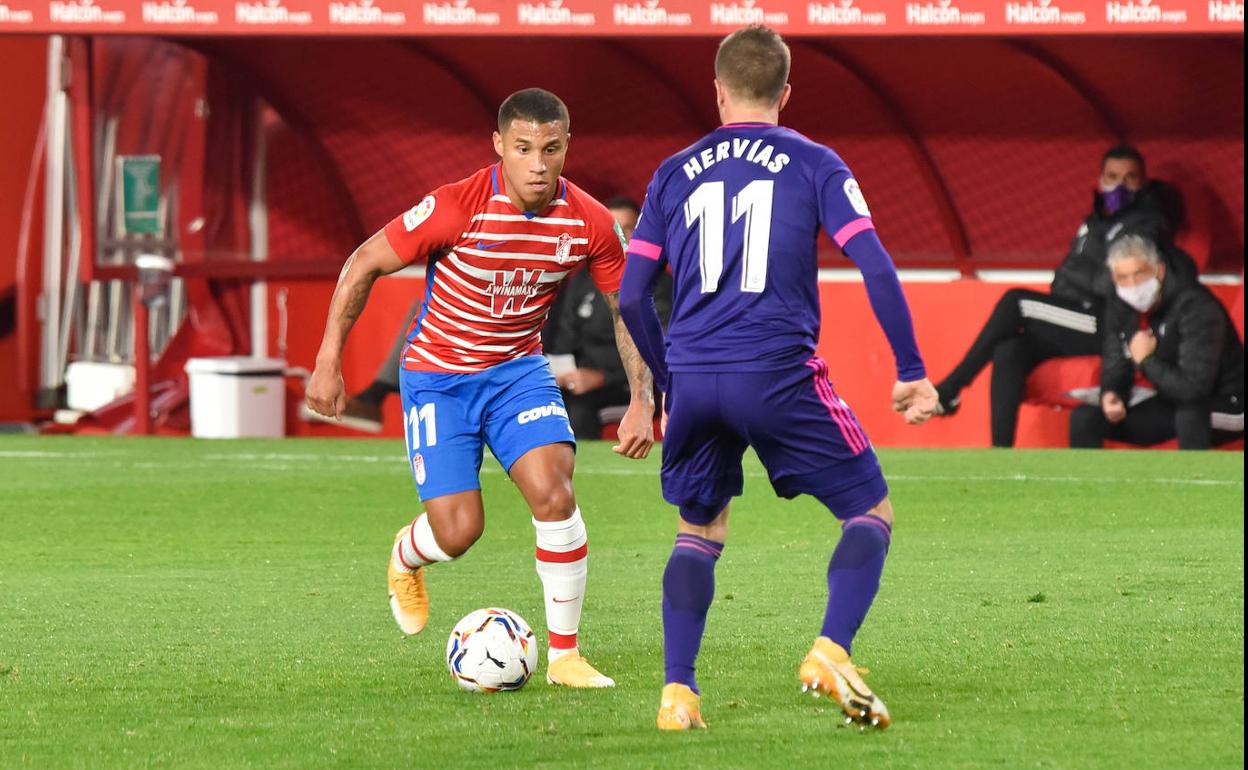 Machís encara a Hervías en el duelo ante el Valladolid. 