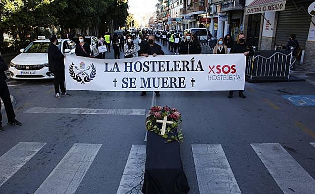 Hosteleros y vecinos de La Zubia en la protesta de este lunes. 
