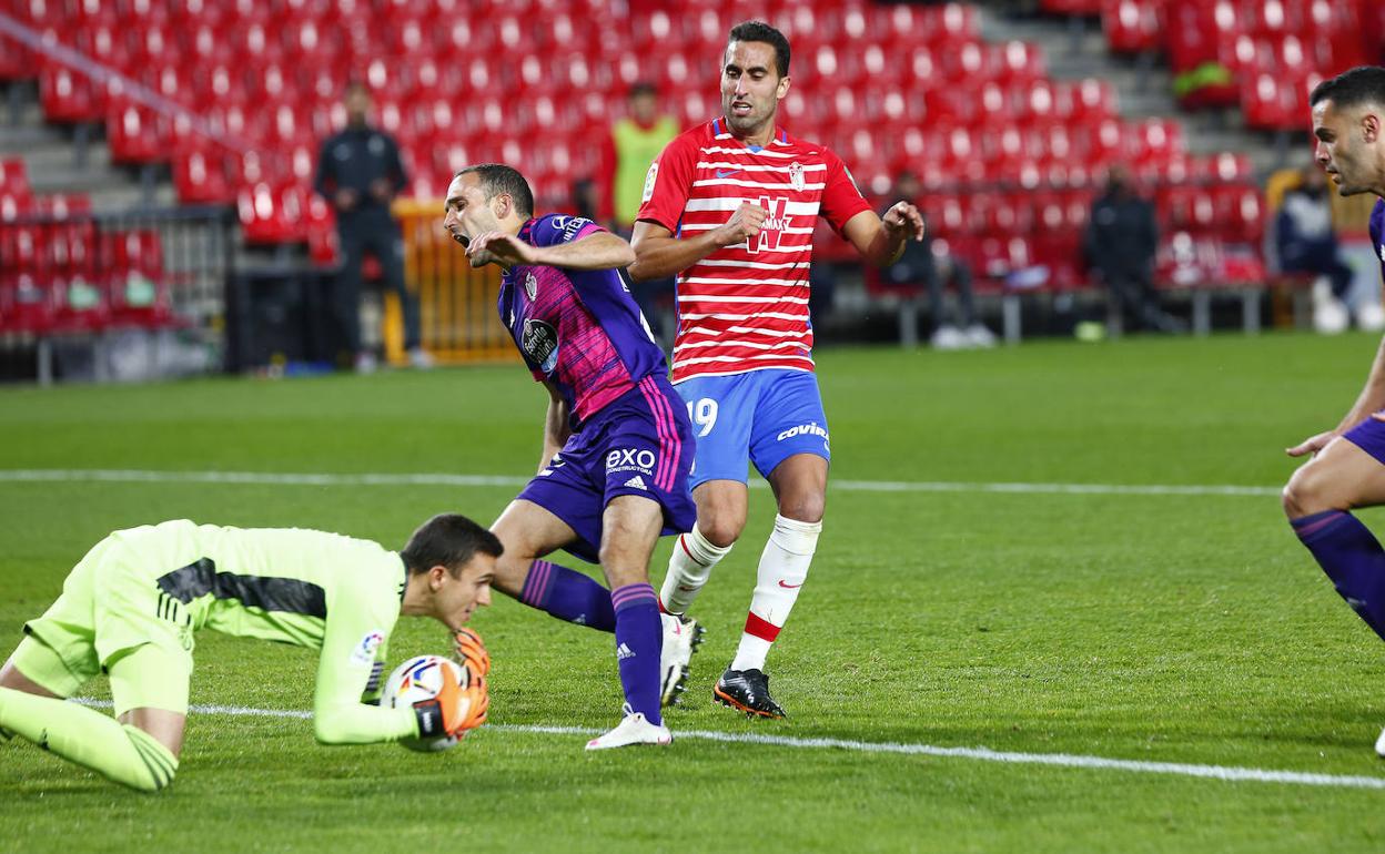 Ángel Montoro trata de alcanzar un balón que atrapa Masip, frente al Valladolid. 
