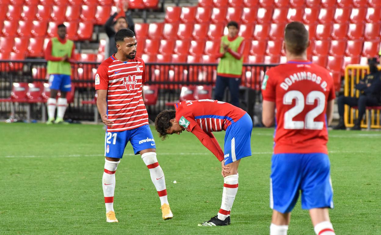 Yangel Herrera y Domingos Duarte animan a Luis Milla tras el error que supuso el 1-3 definitivo. 