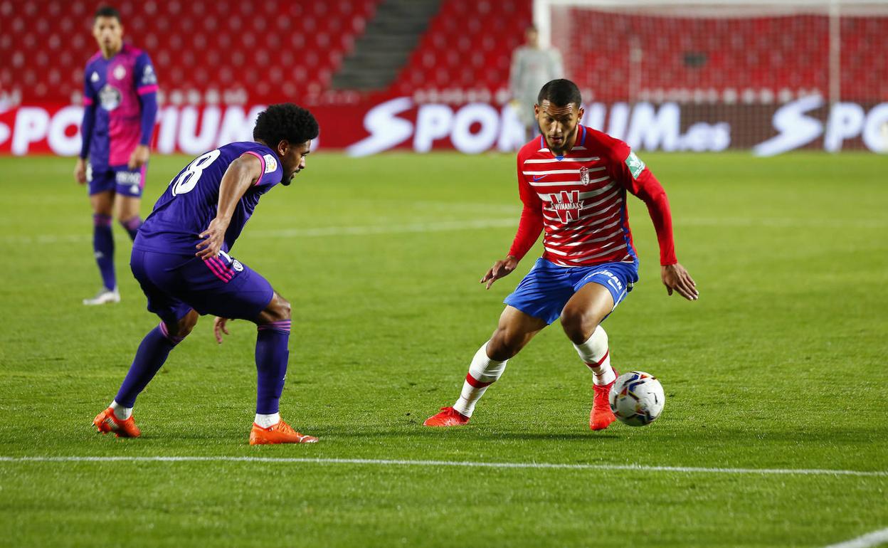 Luis Suárez encara a Janko durante la segunda mitad del partido ante el Valladolid. 