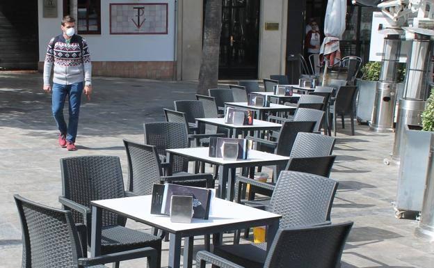 Qué se puede hacer en un bar en Andalucía y qué no según las nuevas normas del BOJA