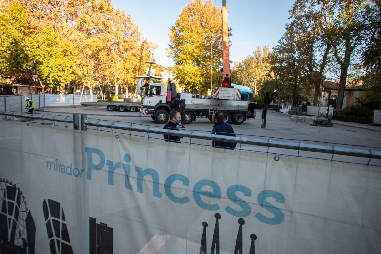 El montaje del mirador ha arrancado este martes en el Paseo del Salón