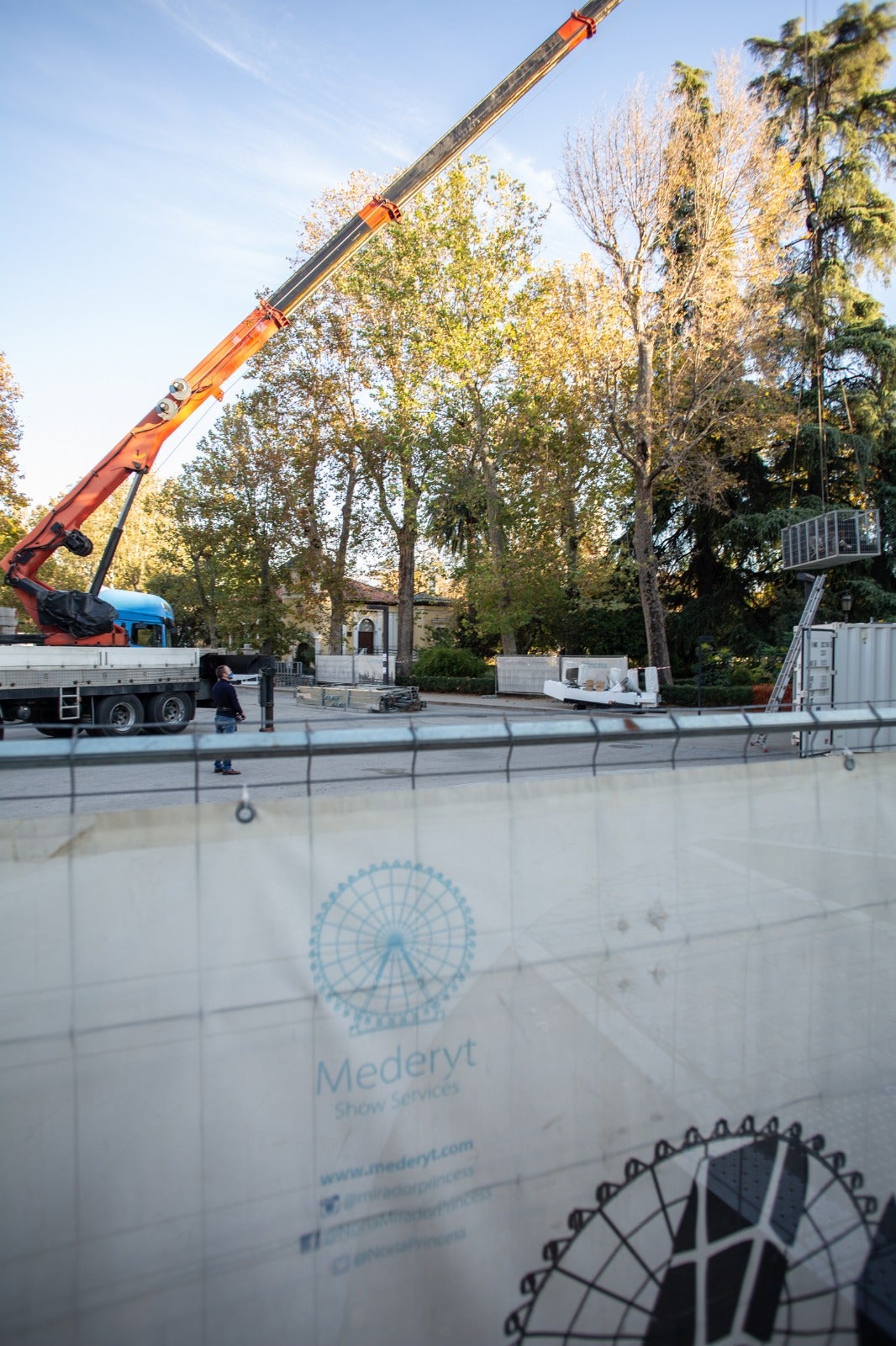 El montaje del mirador ha arrancado este martes en el Paseo del Salón