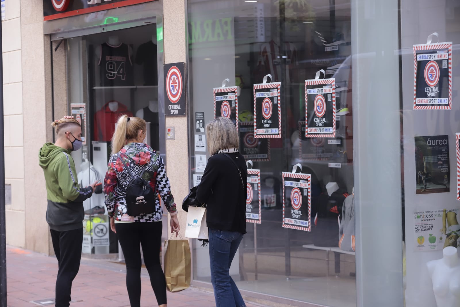 Los comercioes vuelven a abrir sus puertas tras el levantamiento de las restricciones