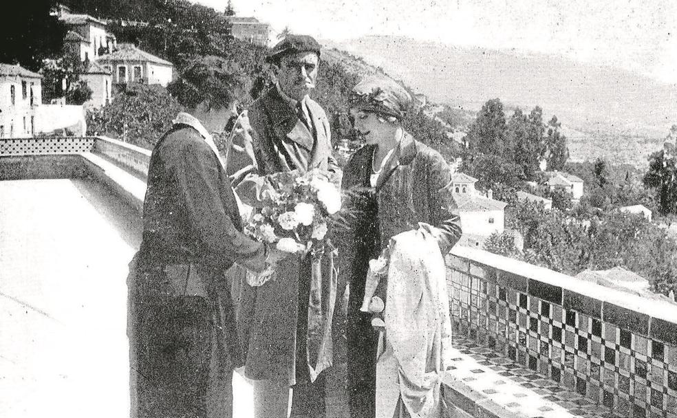 Mary Pickford y Douglas Fairbanks, las grandes estrellas del cine mudo de principios del XX, en la terraza del Alhambra Palace. 