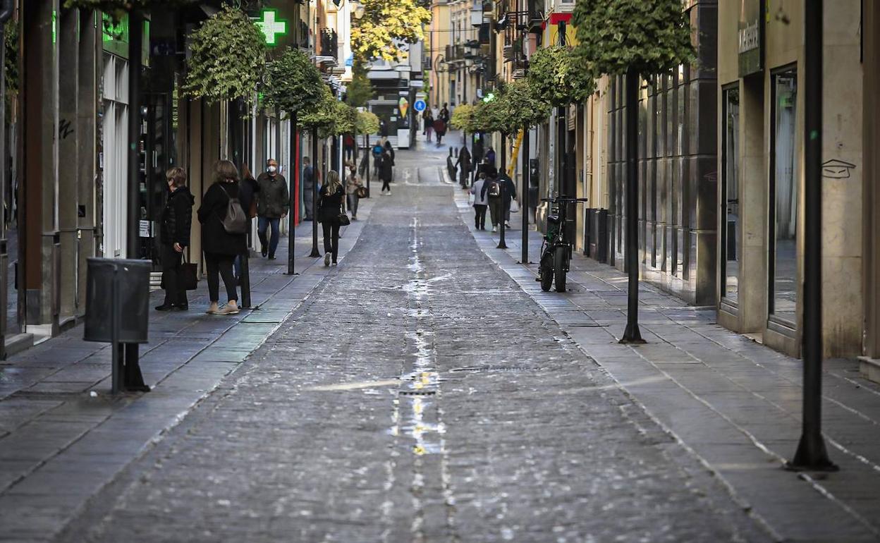 Una calle de Granada, vacía. 