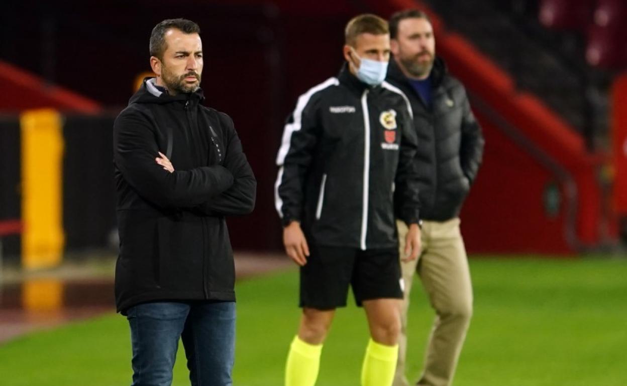 Diego Martínez, cruzado de brazos, contempla el partido contra el Valladolid. 