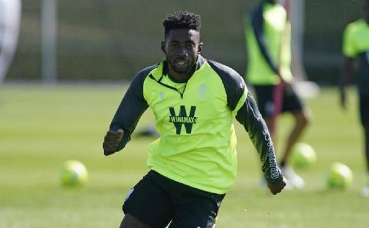 Yan Eteki aprieta los dientes durante un esfuerzo anterior en la Ciudad Deportiva. 