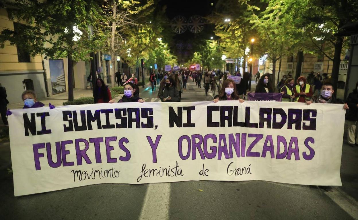 Manifestación del 25N en Granada | Cerca de un millar de personas recorren la ciudad para pedir el fin de la violencia machista