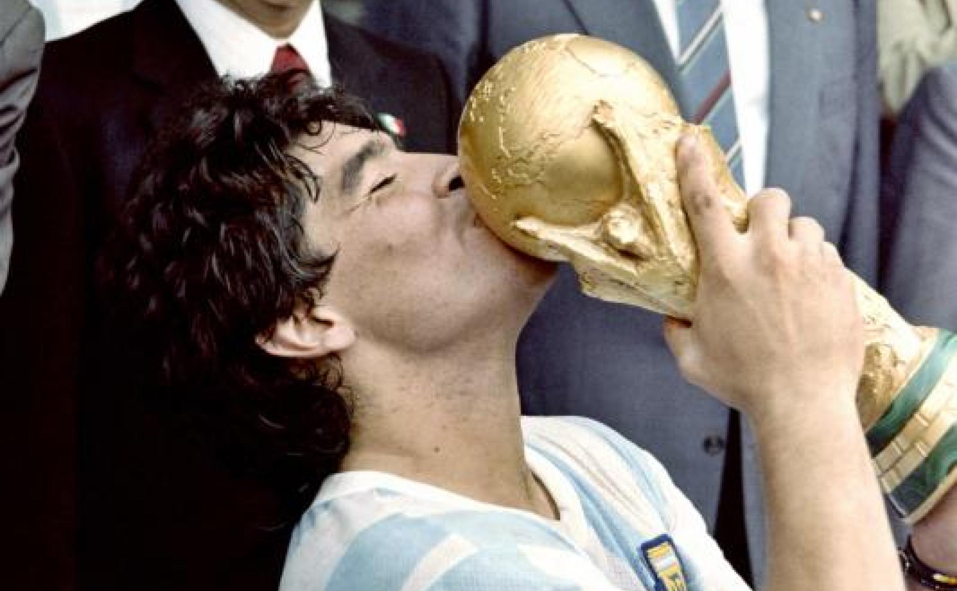 Maradona besa la Copa del Mundo del Mundial del 86 de México.