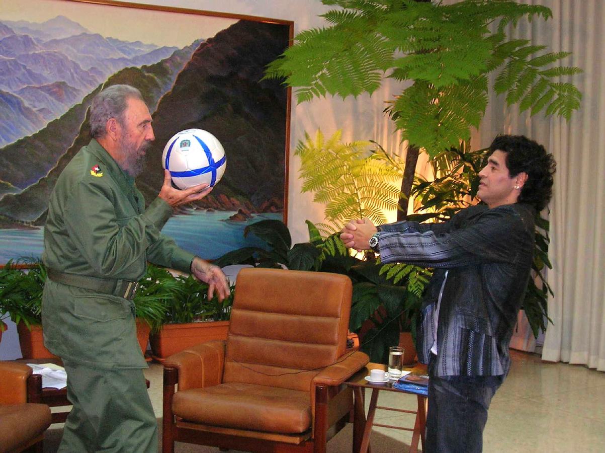 Maradona juega con Fidel Castro, al que le unía una amistad, en 2005.