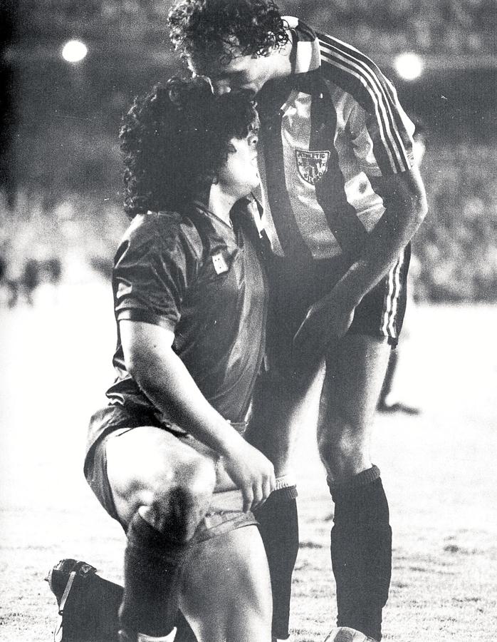 Maradona se encara con el futbolista del Athletic 'Txato' Núñez en la final de Copa de 1984, el último partido del astro como azulgrana, marcado por una auténtica batalla campal.