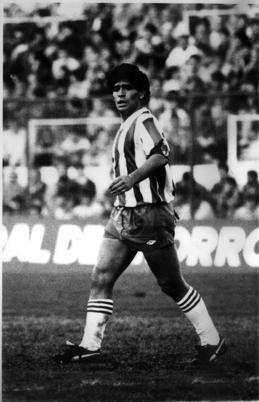 Diego Armando Maradona en una jugada del partido contra el Malmö en Los Cármenes. 15 de noviembre de 1987