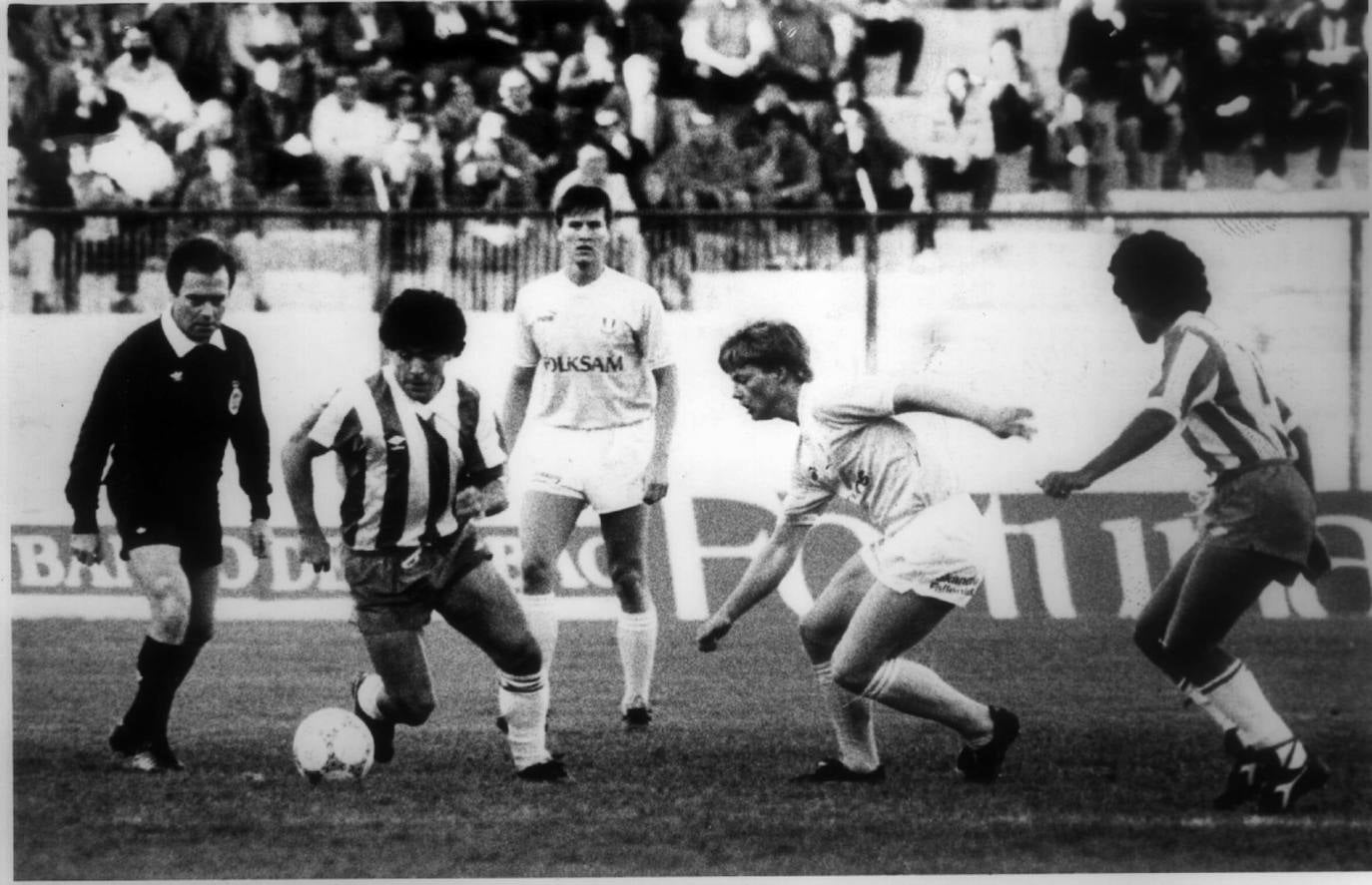 Diego Armando Maradona en una jugada del partido contra el Malmö en Los Cármenes. 15 de noviembre de 1987