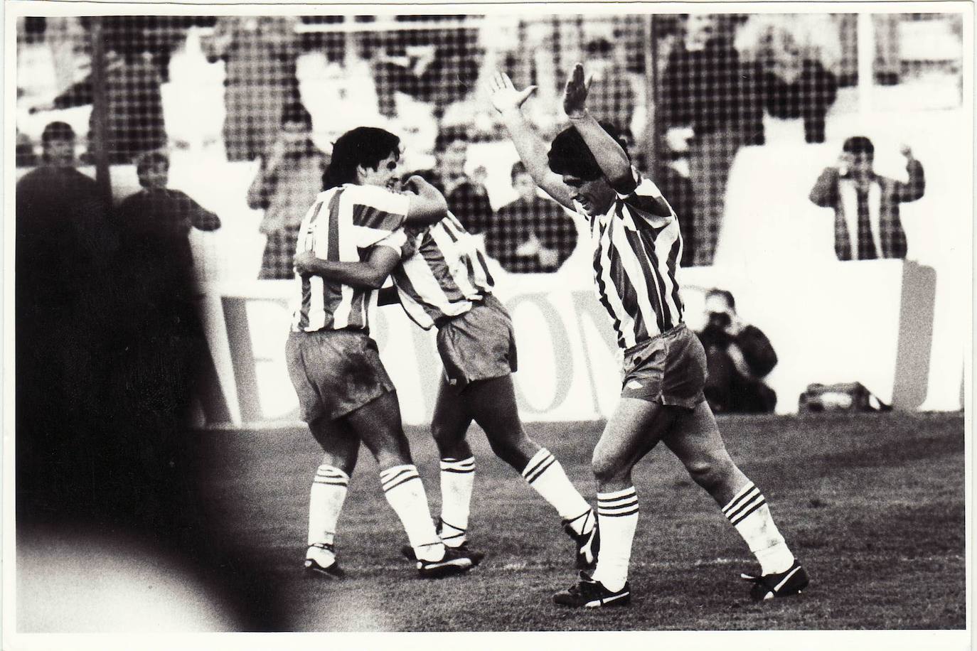 Diego Armando Maradona y sus hermanos Lalo y Hugo fotografiados en varias jugadas del encuentro amistoso que enfrentó al Granada CF contra el Malmö