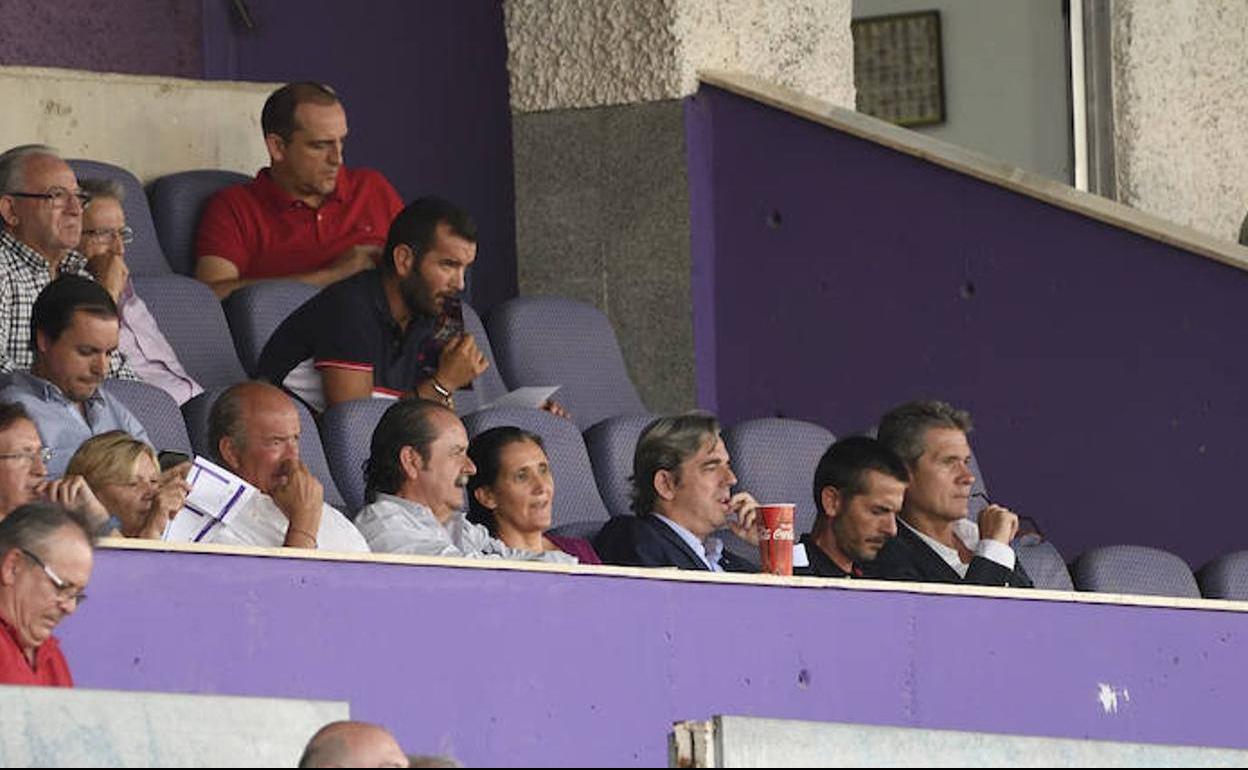 Palco del estadio de La Victoria, con Andrés Rodríguez al frente. 