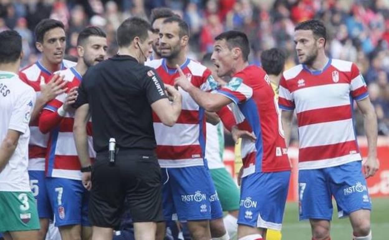 Isidro Díaz de Mera discute con Fede San Emeterio tras expulsarle frente al Extremadura. 