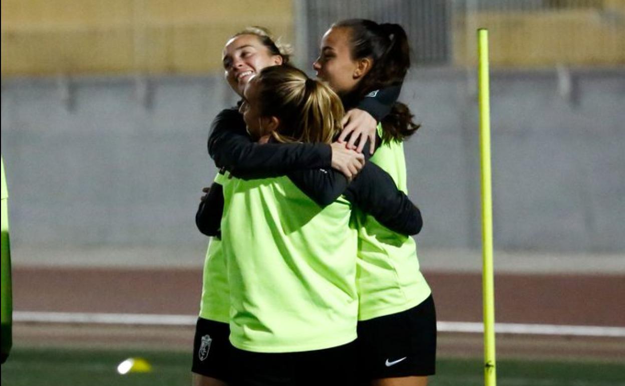 Tres futbolistas del Granada Femenino se abrazan en un ejercicio de un entrenamiento anterior. 