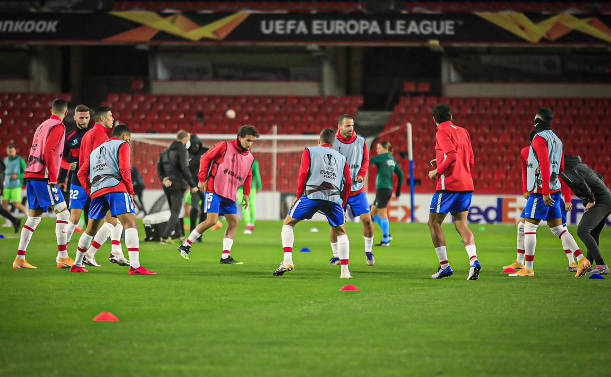 Los futbolistas del Granada calientan en Los Cármenes antes de medirse al Omonia. 