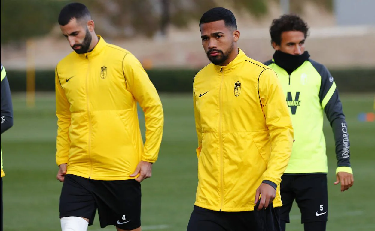 Gonalons, Yangel Herrera y Luis Milla, los tres centrocampistas del Granada disponibles, ayer en el entrenamiento. 