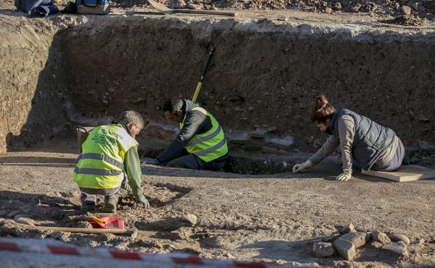 Excavando mosaico en calle Primavera en febrero de este año. 