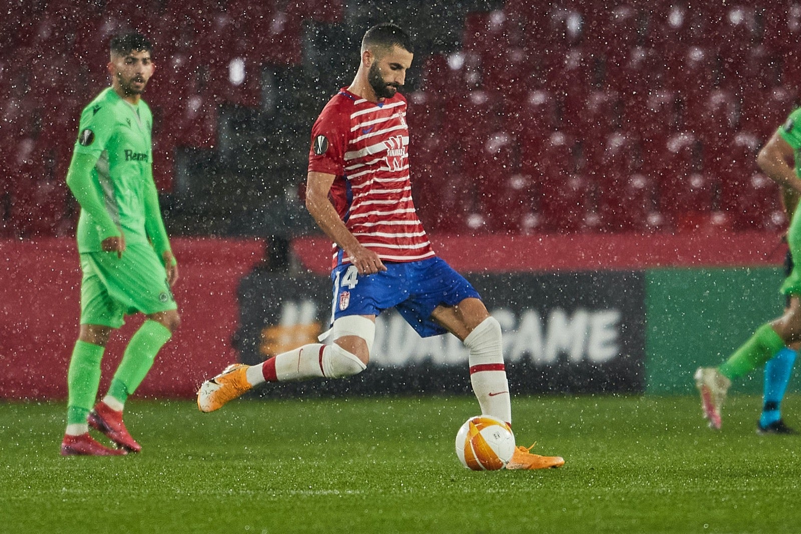 Los de Diego Martínez buscan poner pie y medio en la siguiente ronda de la Europa League.