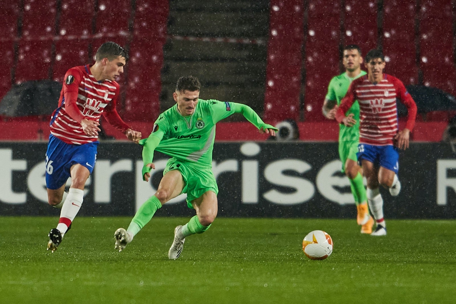 Los de Diego Martínez buscan poner pie y medio en la siguiente ronda de la Europa League.