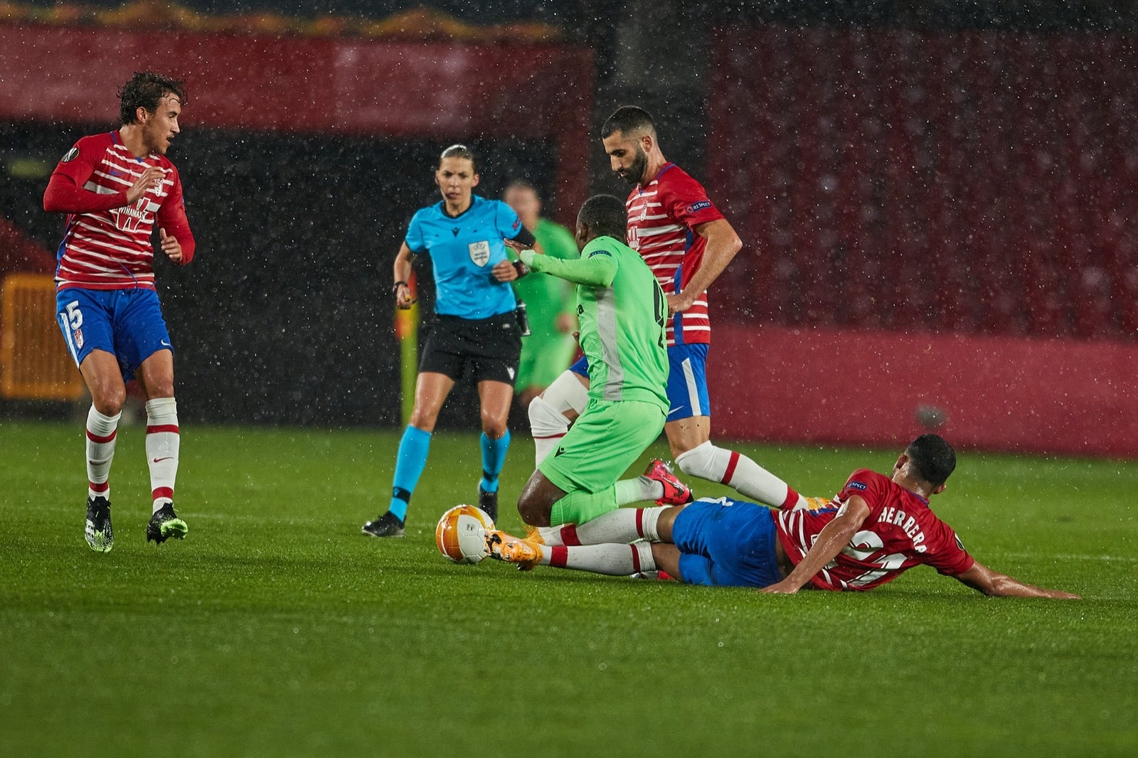 Los de Diego Martínez buscan poner pie y medio en la siguiente ronda de la Europa League.