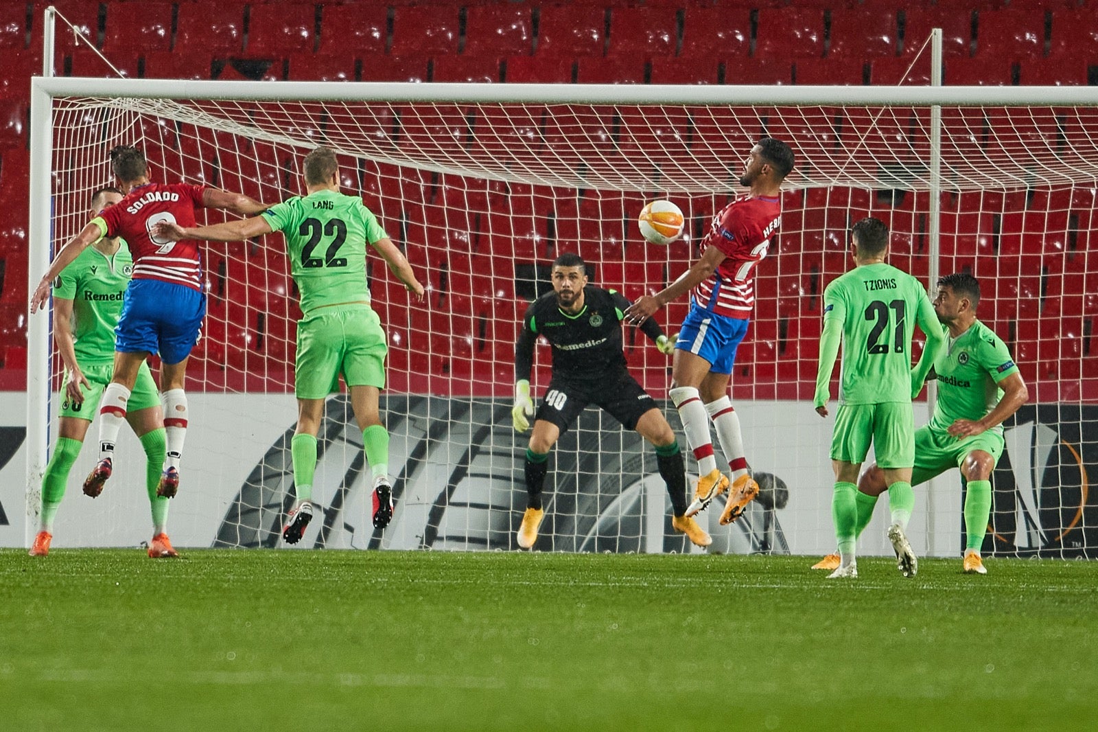 Los de Diego Martínez buscan poner pie y medio en la siguiente ronda de la Europa League.
