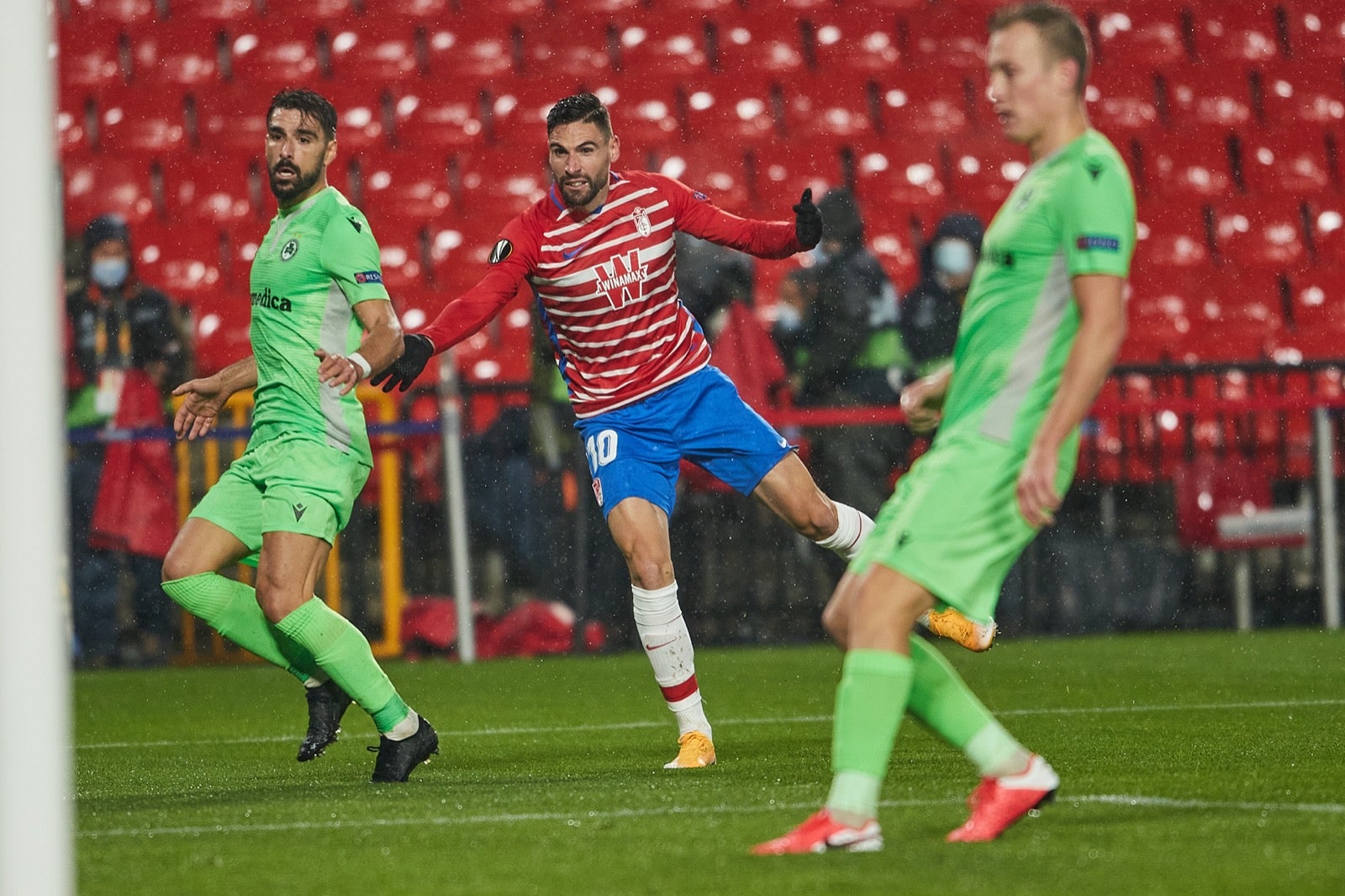 Los de Diego Martínez buscan poner pie y medio en la siguiente ronda de la Europa League.
