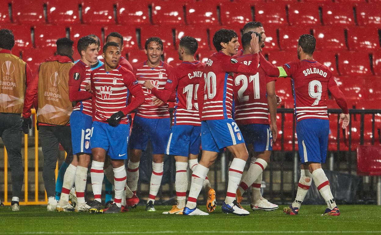 El equipo celebra el tanto de Alberto Soro. 