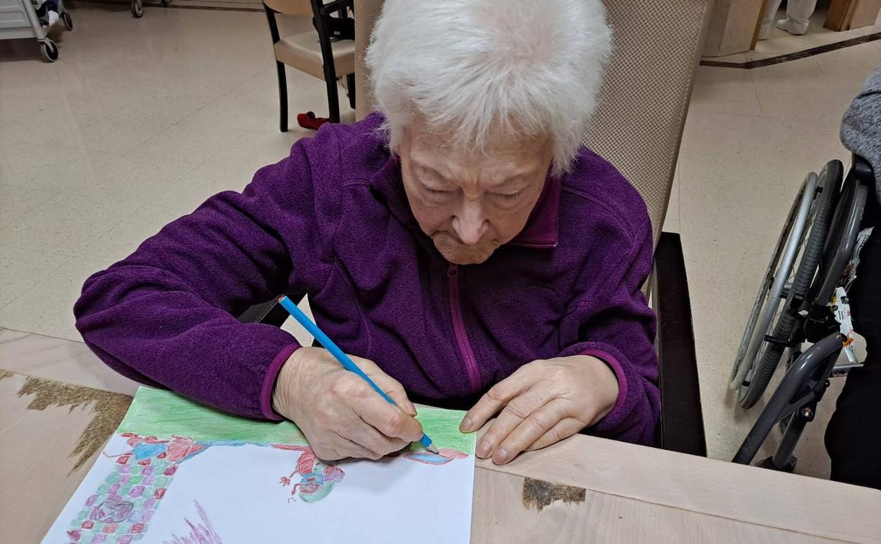 Una usuaria de la residencia de Macael realiza su tarjeta de felicitación.