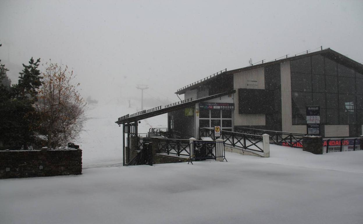 La gran nevada que cayó ayer en Sierra Nevada pintó de blanco la estación. 