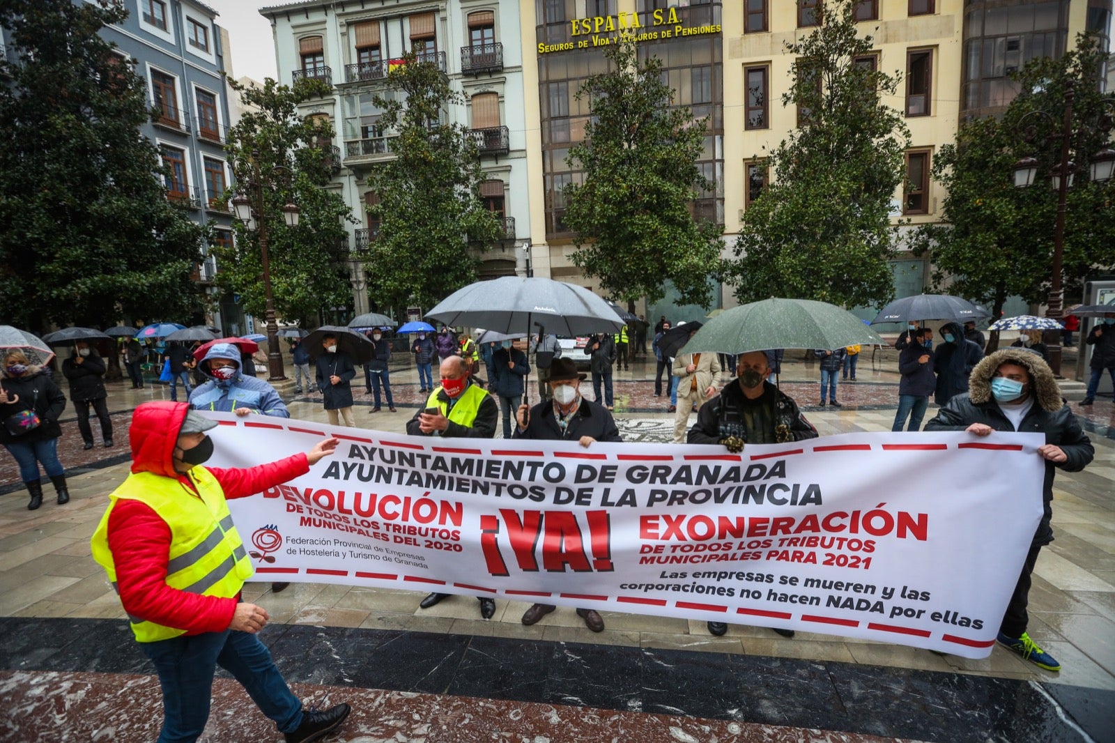 Representantes de los hosteleros de Granada se concentran en la plaza del Carmen para pedir ayudas