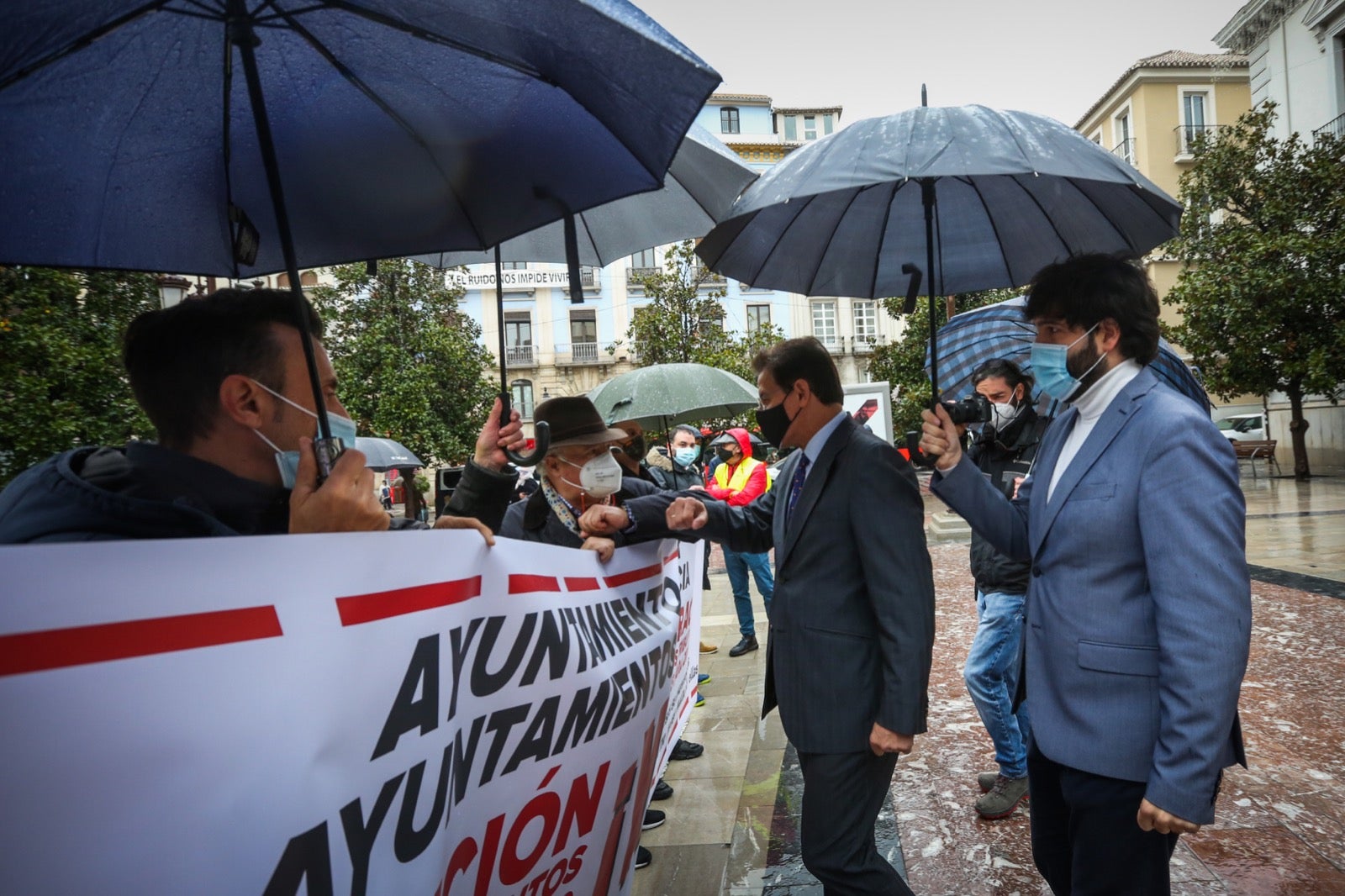 Representantes de los hosteleros de Granada se concentran en la plaza del Carmen para pedir ayudas