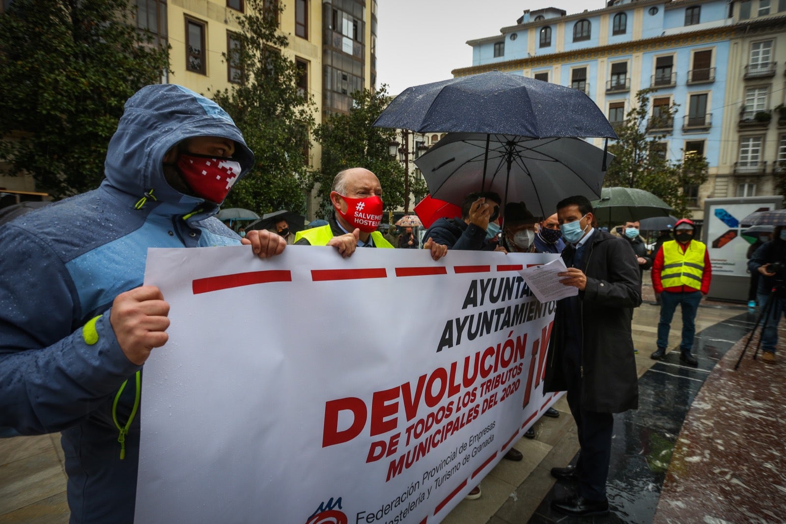 Representantes de los hosteleros de Granada se concentran en la plaza del Carmen para pedir ayudas