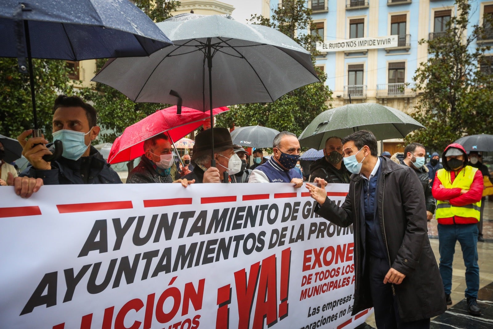 Representantes de los hosteleros de Granada se concentran en la plaza del Carmen para pedir ayudas