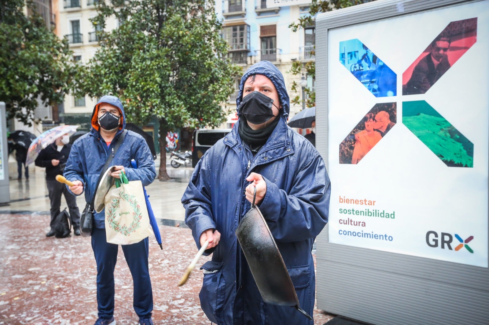 Representantes de los hosteleros de Granada se concentran en la plaza del Carmen para pedir ayudas