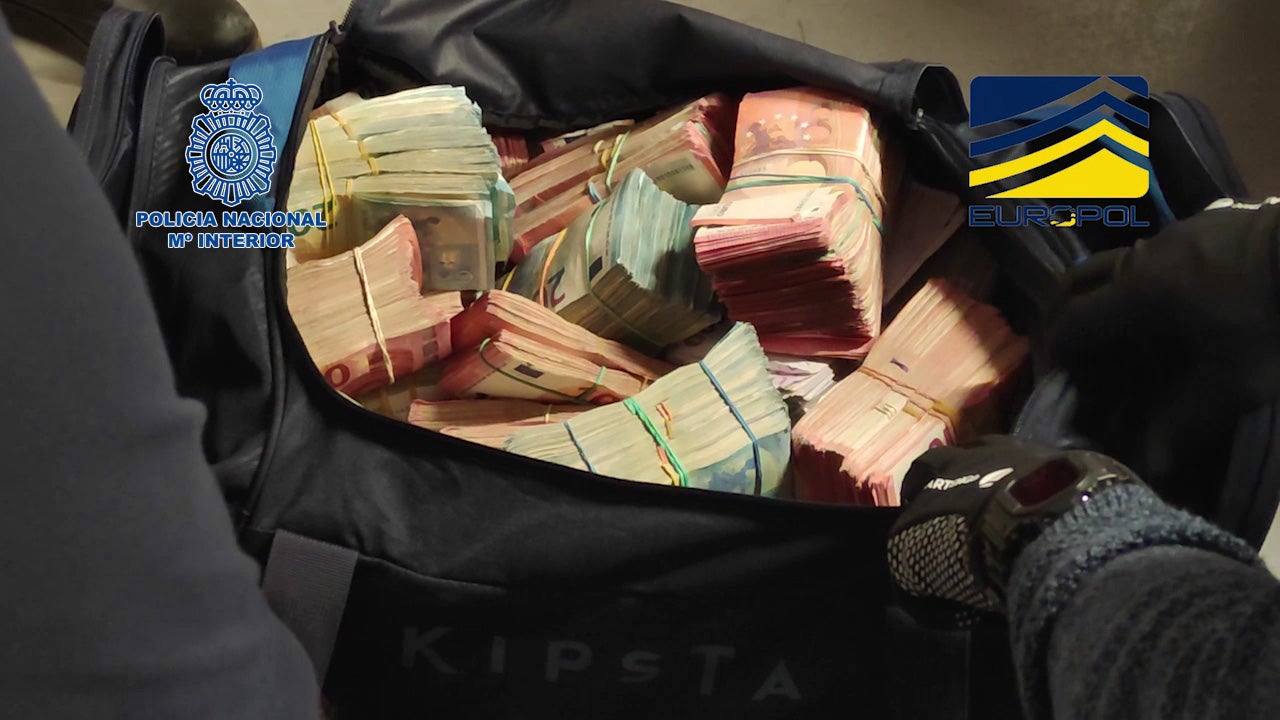 Dinero incautado en la operación.