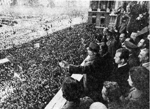 Franco observa la manifestación de la Plaza de Oriente contra los procesados.