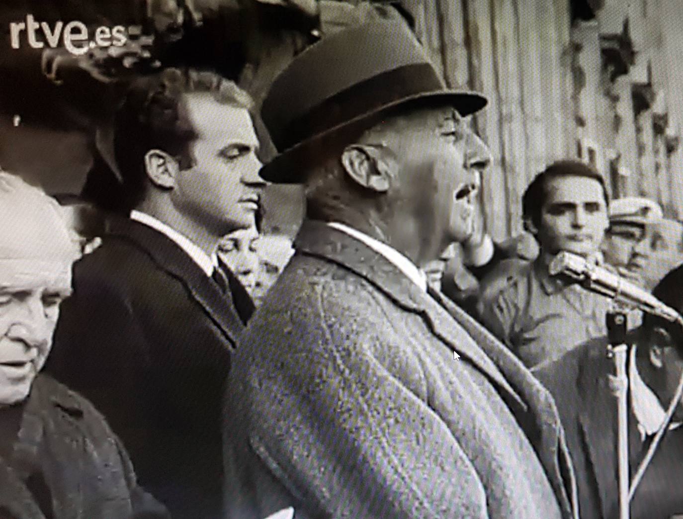 Instantánea del NO-DO con Franco y el príncipe Juan Carlos dirigiéndose a los manifestados en Madrid. 